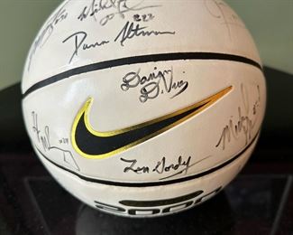2000 Creighton Blue Jays Team Signed Basketball