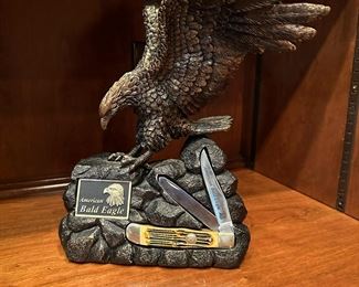 Schrade American Bald Eagle Sculpture with Honey Bone Folding Knife