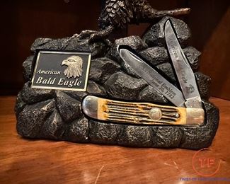 Schrade American Bald Eagle Sculpture with Honey Bone Folding Knife