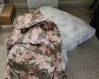 #1171 • 3 Comforters and 1 Pillows