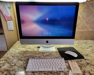 #1282 • iMac Apple Computer with Keyboard and Mouse
