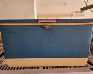 #1768 • Vintage Coleman Cooler