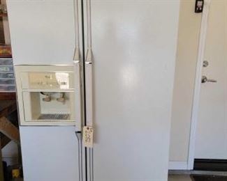 #2052 • Whirlpool Refrigerator 26.6 Cu.Ft.