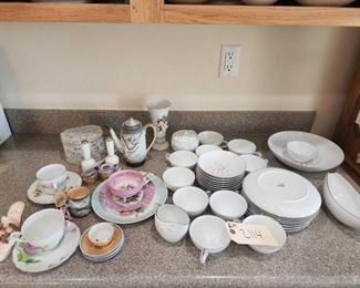 #2114 • Petite Boquet Dinnerware