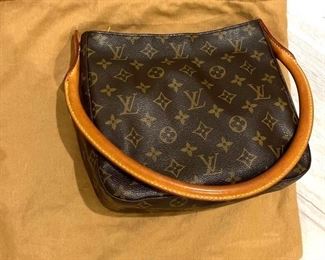 8 LOUIS VUITTON PURSES