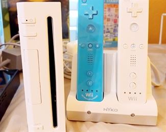 WII CONSOLE AND CONTROLLERS