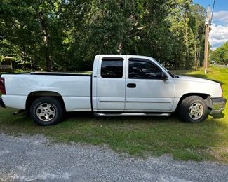 2003 Chevy Silverado 1500
118,000K miles
COLD A/C
New windshield
Clean and runs good!!