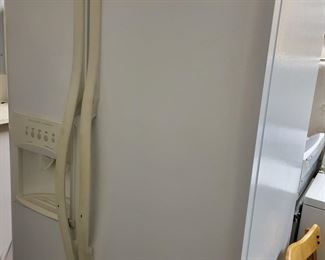 FRIDGEDAIRE - side by side