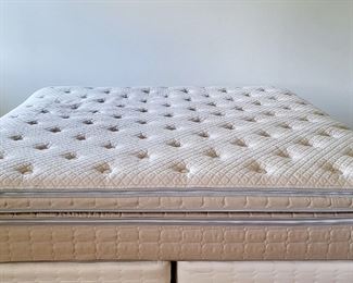 The ULTIMATE Sleep Number Adjustable Massaging  KING BED!  INNOVATION SERIES i8 pillow-top Dual-Air mattress on split box power adjustable foundation. Excellent condition!  BARGAIN PRICED #4