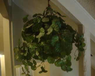 Hanging basket w silk ivy
