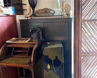 POLYCHROMED lily Lacquer Asian Pedestal