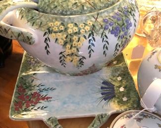 soup tureen, vegetable tray