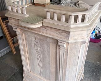 Great, shabby chic bar