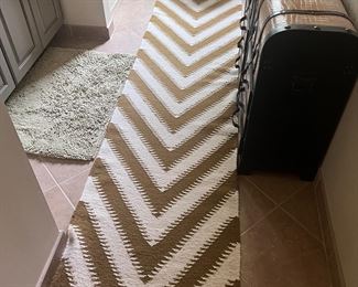 Nice neutral color runner