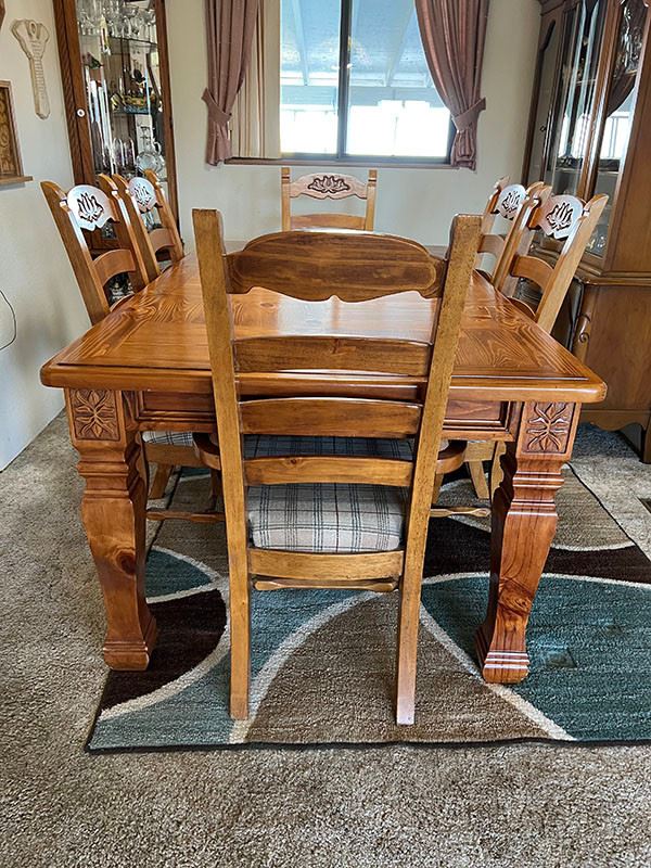 Dinning Room Table w/ 6 chairs