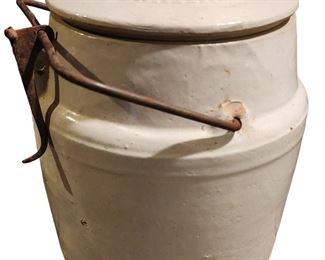 Clasp crock jar