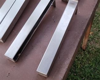 Shelf brackets hold a piece of wood at each end stable for even 4-foot lengths