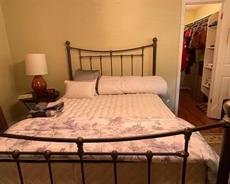 queen bed (nice mattress), 