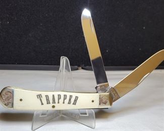 Lot # : 63 - Knife - Case Trapper Bone inlaid TRAPPER Handle
Bolster: engraved scroll Blades: 2, # 090 engraved Box: none Measures: 4 1/4" closed Knife has not been sharpened beyond factory sharpening.