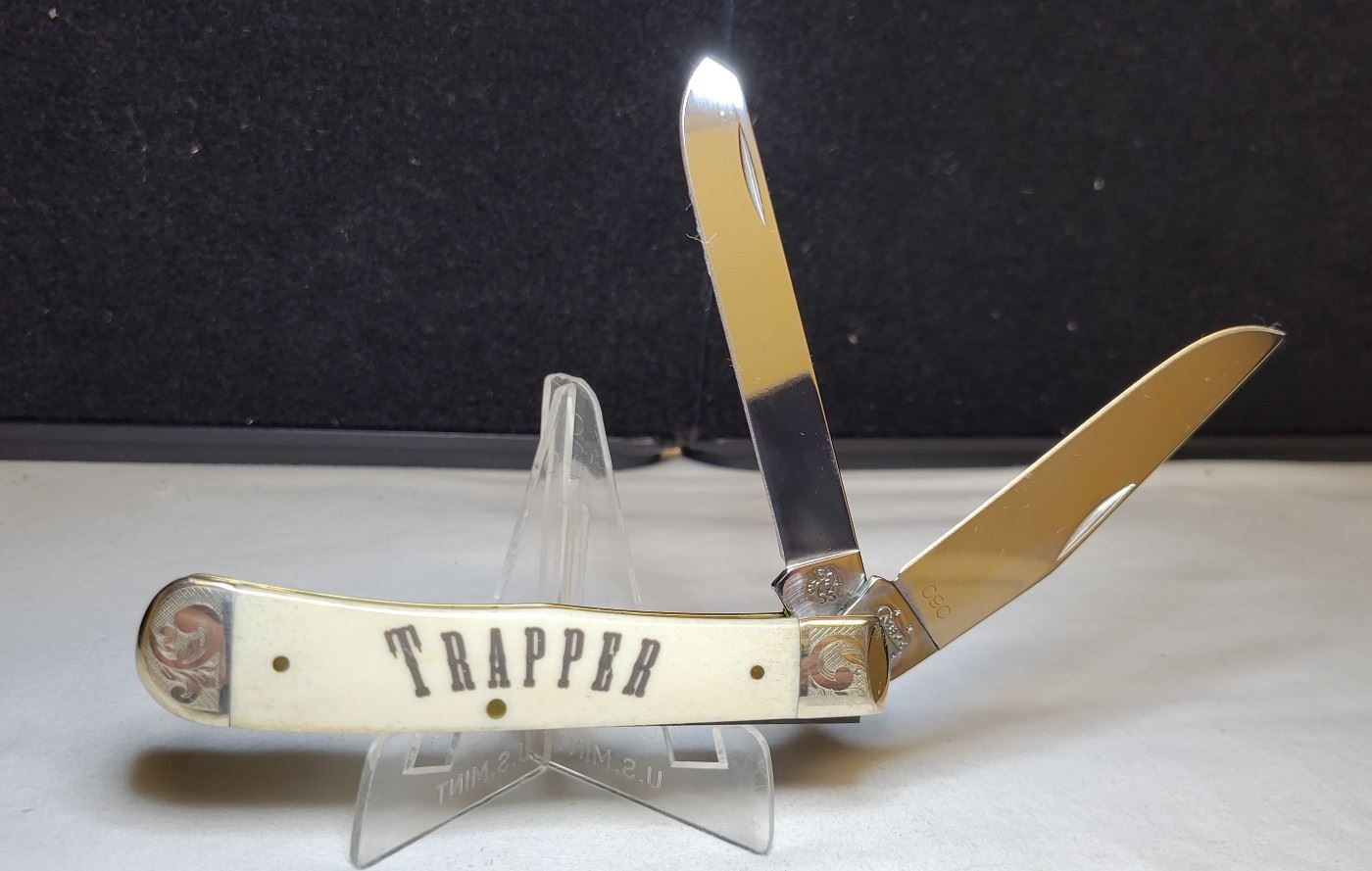 Lot # : 63 - Knife - Case Trapper Bone inlaid TRAPPER Handle
Bolster: engraved scroll Blades: 2, # 090 engraved Box: none Measures: 4 1/4" closed Knife has not been sharpened beyond factory sharpening.
