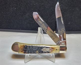 Lot # : 71 - Knife - Case Trapper Bone Handle
Badge: Case 25c Blades: 2, etched on blade25c 1935-40 Box: none Measures: 4 1/4" closed. Knife has not been sharpened beyond factory sharpening.