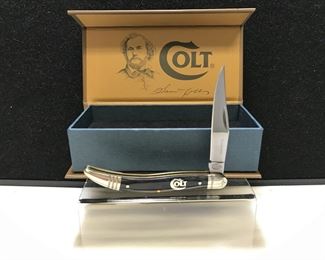 Lot # : 34 - Knife - Colt Texas Toothpick Colt inlaid on Handle
Blades: Single Box: original box with magnetic closure Measures: 4 " closed, Knife has not been sharpened beyond factory sharpening.