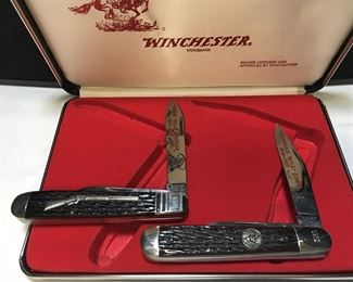 Lot # : 258 - Knife - Winchester Commerative Set #0912-2 Knives
Badge: Remington Rifle, Horse and Rider Bolster: engraved on "0912" Blades: both 2 blades 1 is etched with Wild Bill Hickcock measures 4 1/2", other Buffalo Bill Cody measures: 4" Box: Presentation case, Knife has not been sharpened beyond factor