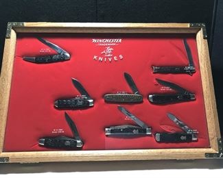 Lot # : 259 - Knife - Winchester Store Display with 8 Knives
18" x 12" oak store display with glass, the display can stand upright, Knife has not been sharpened beyond factory sharpening.