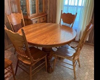 OAK ROUND DINING TABLE AND 6 CHAIRS