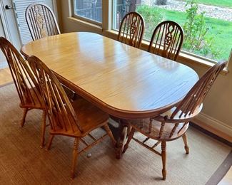 Solid Oak Double Pedestal Table With 6 Chairs And 2 Leaves