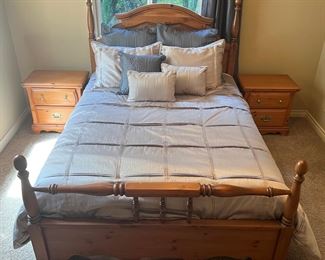 Palliser Furniture Light Pine Queen Size Bed Set With 2 Night Stands, Mattress, Box Spring, And Linens