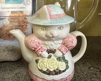 Vintage Kitsch Garden Kitty Teapot
