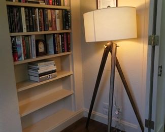 Tripod lamp with barrel shade