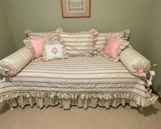 European/Cottage Style Day Bed