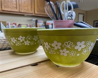 2 Green Spring Flowers Pyrex Mixing Bowls - 1.5 Pint