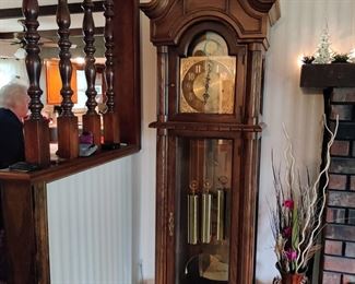 STUNNING GRANDFATHER CLOCK $75