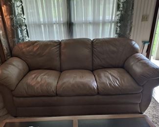 LA-Z-BOY BRAND - HIGH QUALITY LEATHER COUCH - $500