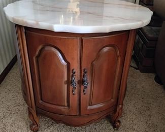 VINTAGE ROUND MARBLE TOP TABLE $75
