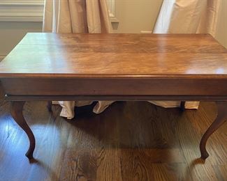 Piano bench with slotted music storage which lifts when opened