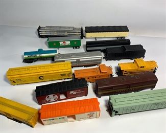 15 Vintage HO Scale Model Train Cars - Toys R Us Shell, Milwaukee and Big Pine Lumber Caboose, Pennsylvania Car, Santa Fe, Rio Grande, Wesson Pure Vegetable Oil, and More

