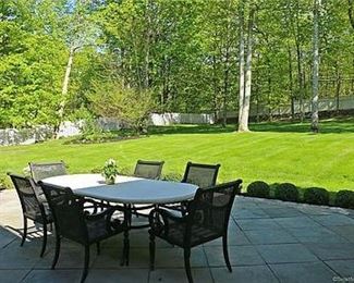 Smith and Hawkins outside dining set