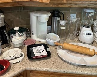 Cuisineart coffee maker, crockpot, coffee carafe 