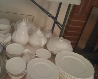 UNMARKED SET OF CHINA FOR 12 WITH SERVING PIECES