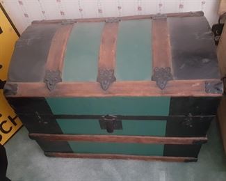 Vintage trunk / chest