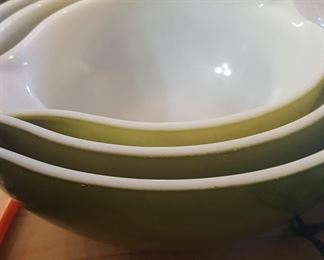 SET OF PYREX BOWLS GOOD CONDITION
