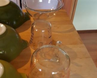 MEASURING CUPS AND CLEAR BOWL