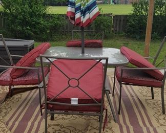 NICE OUTSIDE PATIO SET AND RUG