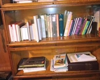 NICE OAK DISPLAY CABINET VINTAGE BY MACY