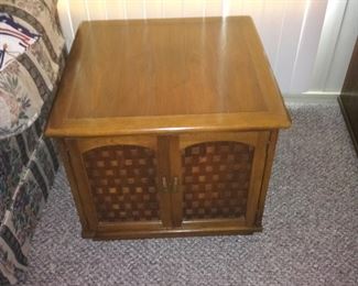 END TABLE MATCHES COFFEE TABLE