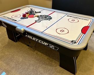 Like new Electric NHL Stanley Cup Air hockey/Ping Pong Top Table 4’ x 7’ x 31.5”h $250
Includes ping pong net, 2 paddles, ping pong balls & 3 plastic Hockey Pucks